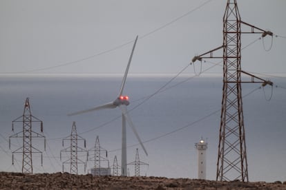 Tendido eléctrico a las afueras de Puerto del Rosario, en Fuerteventura.