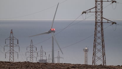 Tendido eléctrico a las afueras de Puerto del Rosario, en Fuerteventura.