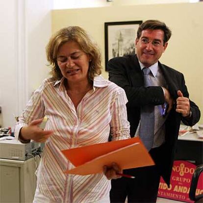 Vivancos, seguida de Carmona, tras anunciar ayer su dimisión.