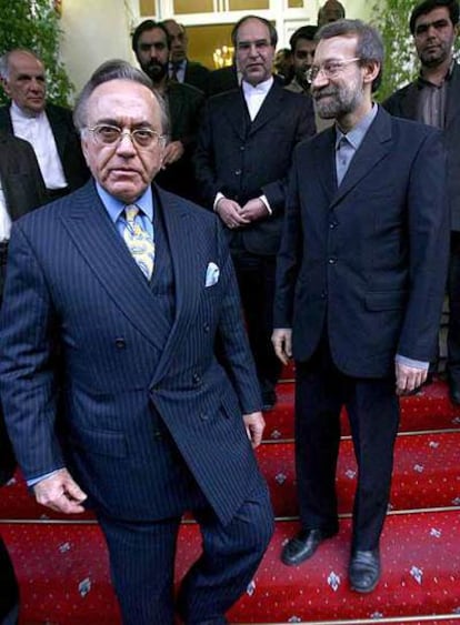 El ministro de Exteriores paquistaní, Khursheed Kasuri, tras reunirse ayer en Teherán con el jefe de los negociadores iraníes, Ali Lariyani.
