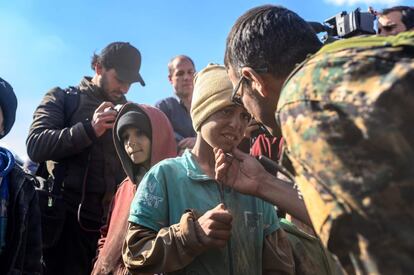 Niños que supuestamente pertenecen a la comunidad yazidí y que habían sido capturados por el ISIS son evacuados por las milicias kurdas, el 6 de marzo. Hasta entonces, más de 7.000 personas, en su mayoría mujeres y niños, habían huido del último bastión integrista en dos días. Los yazidíes son una minoría religiosa a la que los yihadistas consideran hereje.