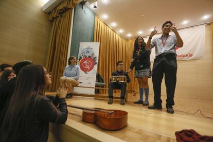 Varios jóvenes durante el encuentro Scholas Ciudadanía en el colegio María Inmaculada.