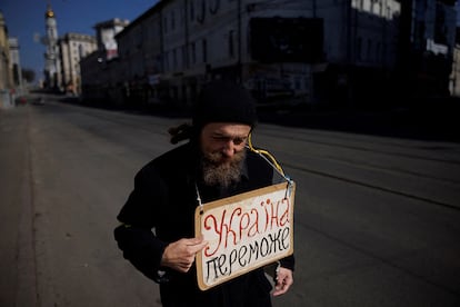 Un hombre sostiene un cartel con la frase 'Ucrania ganará' en el centro de Járkov, este sábado. Soldados del territorio separatista georgiano de Osetia del Sur partieron hoy a Ucrania para combatir junto a los soldados rusos, informó el presidente de la república, Anatoli Bíbilov.