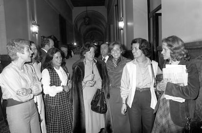 Imagen de 1979 de un grupo de diputadas de la Unin de Centro Democrtico (UCD): desde la izquierda, Carmen Solano Carreras, Juana Arce Molina, Mara Dolores Pelayo, Elena Moreno Gonzlez, Dolores Blanco Morenas, Carmela Garca-Moreno y Soledad Becerril.