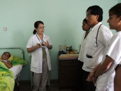 Uma médica conversa com estudantes de Medicina em Havana.
