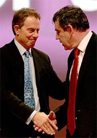 Tony Blair estrecha la mano de su ministro del Tesoro, Gordon Brown.