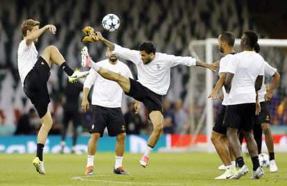 Dani Alves (centro) y Daniele Rugani (izquierda) luchan por el balón.