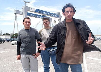 De izquierda a derecha, Antonio Pérez, Marcos Ufarte y Antonio Coello, a la salida de su trabajo.