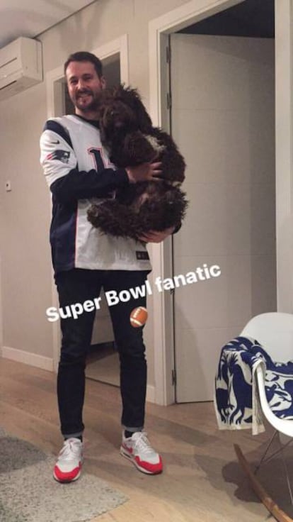 Álvaro y su perro preparándose para la Super Bowl.