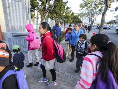 Estudiantes a la entrada de un colegio en Los &Aacute;ngeles, el mi&eacute;rcoles.