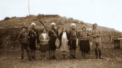 Tres científicas (Trinidad Gutiérrez, María de la Encarnación Sánchez y Paulina de Zavala) con su escolta militar en Marruecos, en 1930.