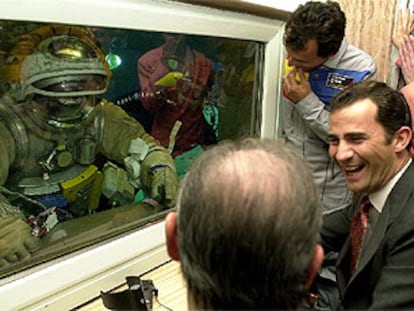 El príncipe Felipe, con el astronauta Pedro Duque, al fondo a la derecha, en la Ciudad de las Estrellas, ayer, en Moscú.