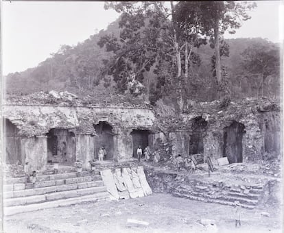 El Palenque. O ano em que foi tirada oscila entre 1881 e 1894. Alfred Maudslay também fez centenas de moldes de glifos e relevos. Ele enviou navios cheios de gesso, placas de vidro e barris com produtos químicos de Liverpool para o Golfo do México.