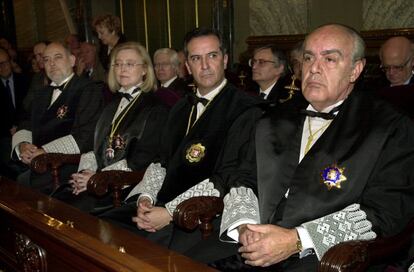 Los nuevos magistrados del Tribunal Supremo, José Manuel Maza Martín, Milagros Calvo Ibarlucea, Miguel Colmenero Menéndez y Agustín Puente Prieto, de izquierda a derecha en la imagen, sentados tras tomar posesión de sus cargos, durante un acto celebrado en el salón de plenos del Supremo, en 2002.