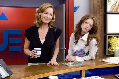 Katherine Heigl y Judy Greer en ’27 vestidos’. La amistad retratada en pantalla como vía para conseguir pareja.