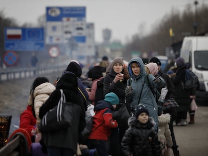 Un grupo de refugiados ucranios entra en Polonia a través del punto fronterizo de Dorohusk, en marzo.