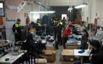 Interior d'un dels tallers de roba il·legals que la policia va escorcollar el 2009.