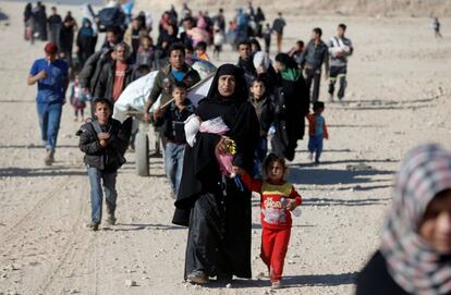 Civiles huyen del combate entre fuerzas iraquíes y el ISIS en Mosul, este viernes.