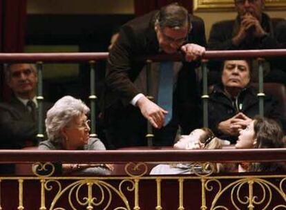 Pilar Bardem (a la izquierda) en el Congreso de los Diputados, en diciembre de 2007.