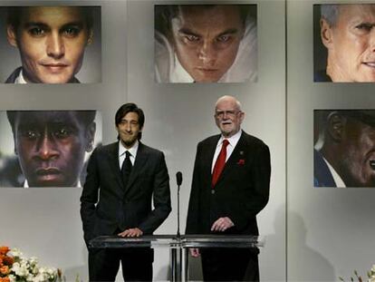 El actor Adrien Brody (a la izquierda) y el presidente de la Academia de Hollywood, Frank Pierson, durante el anuncio de las candidaturas a los Oscar.