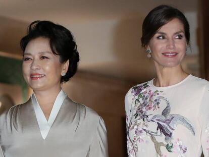 La reina Letizia y la primera dama china, Peng Liyuan, durante su visita al Teatro Real de Madrid, el 28 de noviembre de 2018.