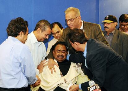 Altaf Hussain, líder del Muttahida Qaumi Movement (MQM), es reconfortado por sus compañeros en el exilio en Londres tres recibir la noticia de la muerte de su segundo en el partido