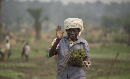 Una mujer que ha recibido herramientas y semillas para aumentar la producci&oacute;n saluda a la c&aacute;mara en Tshikapa, en Kasa&iuml;, la zona de Rep&uacute;blica Democr&aacute;tica del Congo m&aacute;s afectada por el conflicto.