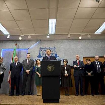 Ibarretce, ante los representantes de las diputaciones, al presentar los proyectos.