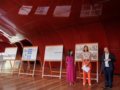 De izquierda a derecha, la delegada del gobierno en Madrid, Mercedes González, la ministra de Industria, Comercio y Turismo, Reyes Maroto y el ministro de Cultura y Deportes, Miquel Iceta presentan proyectos conjuntos en el Paisaje de la Luz en el Museo Nacional Centro de Arte Reina Sofía en Madrid este lunes.