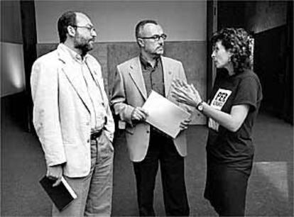 Representantes de la coordinadora Salvem l'Horta, ayer, antes de la conferencia de prensa.