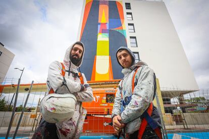 Los artistas urbanos Pablo Ferreiro y Javier Ballesteros, frente al mural de Boa Mistura en Getafe (Madrid).