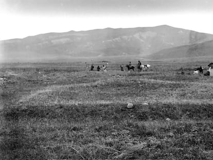 La imagen muestra las excavaciones llevadas a cabo por arqueólogos rusos en uno de los cementerios medievales entre 1885 y 1892 en la actual Kirguistán.