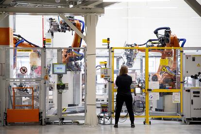 Una operaria en la fábrica de Seat en Martorell (Barcelona).