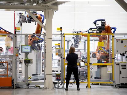 Una operaria en la fábrica de Seat en Martorell (Barcelona).