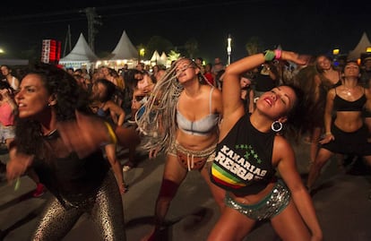 Asistentes al Rototom 2018 bailando frente a uno de los múltiples escenarios del festival.