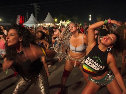 Asistentes al Rototom 2018 bailando frente a uno de los múltiples escenarios del festival.