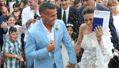 Carlos Tévez y Vanesa Mansilla, reciben una lluvia de arroz a la salida del registro civil donde se casaron.