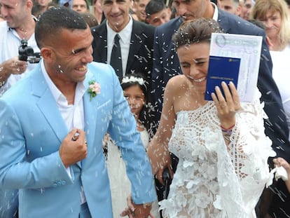 Carlos Tévez y Vanesa Mansilla, reciben una lluvia de arroz a la salida del registro civil donde se casaron.