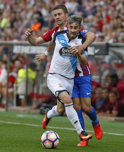 El centrocampista del Atlético de Madrid Gabi Fernández (detrás) y el defensa del Deportivo de La Coruña Luisinho Correia (delante).