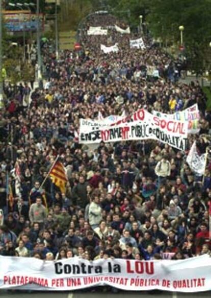 También en Valencia los estudiantes han querido dejar claro a la ministra de Educación, Pilar del Castillo, que no aceptan la LOU. Unos 10.000 han marchado por los campus universitarios de Valencia. (EFE)