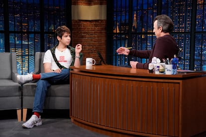 Julio Torres durante una entrevista con el comediante Seth Meyers en la cadena NBC, el 6 de marzo.