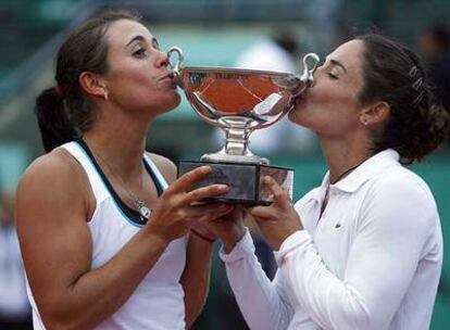 Anabel Medina y Vivi Ruano besan la copa de campeonas de dobles en Roland Garros, el pasado viernes.