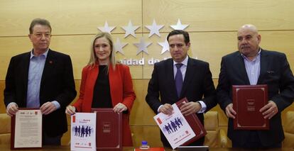 Cifuentes y los representantes de los agentes sociales tras firmar el pacto.