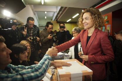 La candidata del PSC, Meritxell Batet, vota a l'escola Pare Poveda, a Barcelona.