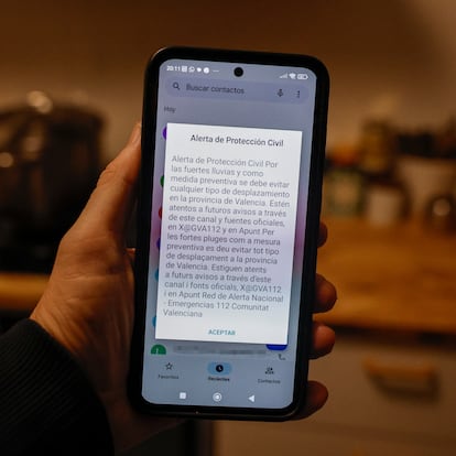 GRAFCVA3810. GODELLA (VALENCIA), 29/10/2024.- Emergencias de la Generalitat Valenciana ha activado el sistema de aviso a la población Es-Alert, a través de los teléfonos móviles, para informar de manera preventiva a los habitantes de toda la provincia de Valencia. EFE/Kai Försterling
