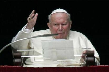 Juan Pablo II saluda a los fieles desde la ventana de sus apartamentos del Palacio Pontificio, ayer en el Vaticano.