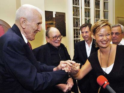 La secretaria de Estado de Cooperación Internacional, Leire Pajín, saluda en La Habana al vicepresidente cubano, José Ramón Fernández, en presencia de Alfredo Guevara, presidente de la Fundación Nuevo Cine Latinoamericano; Carlos Alonso Zaldívar, embajador de España en Cuba, y el historiador Eusebio Leal Spengler.
