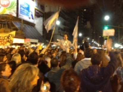 Protestas nocturnas en el barrio porteño de Recoleta.