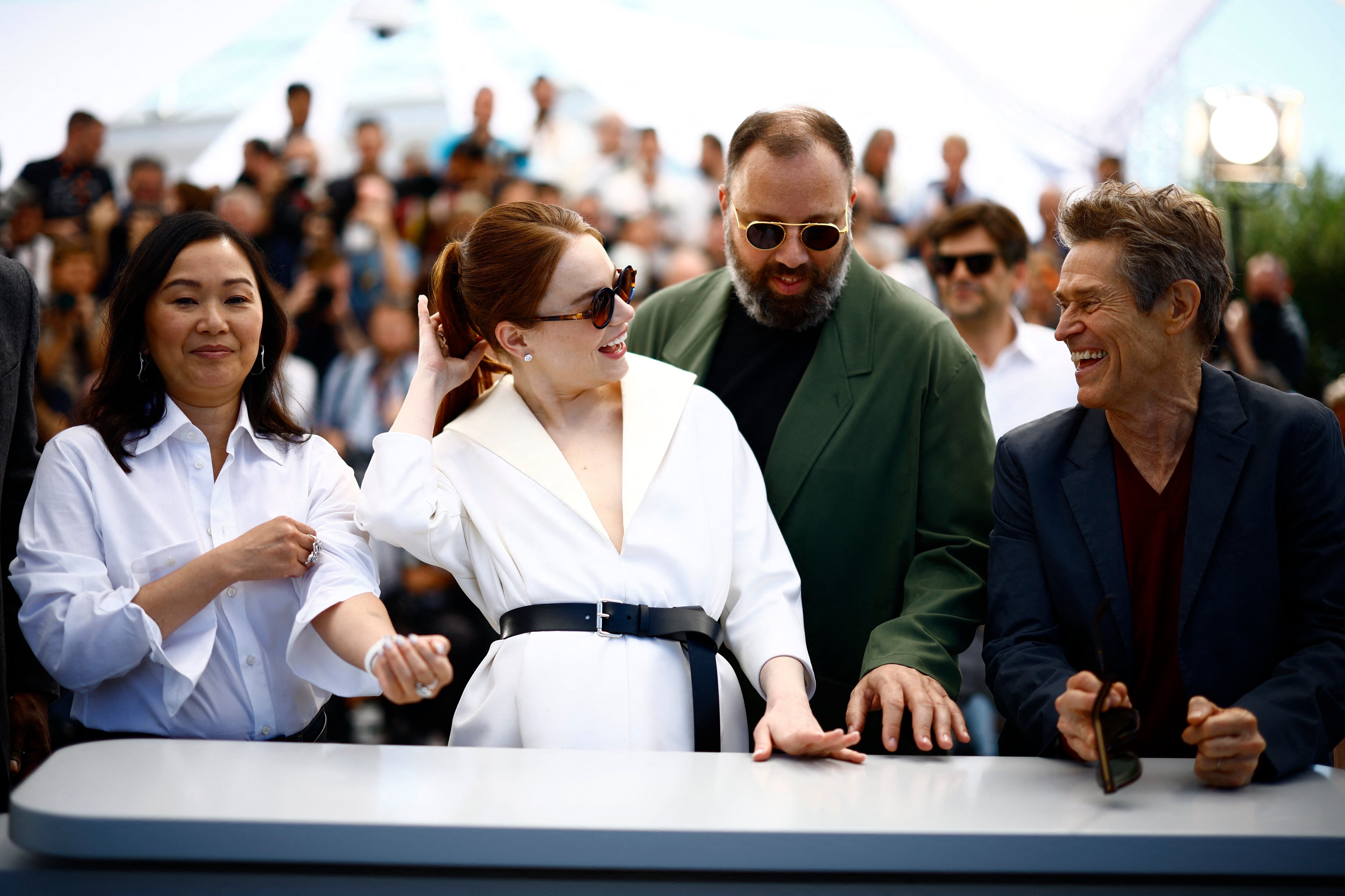 Desde la izquierda, Hong Chau, Emma Stone, el director Yorgos Lanthimos y Willem Dafoe, durante el photocall de la película 'Kinds of Kindness', el 18 de mayo en Cannes. 