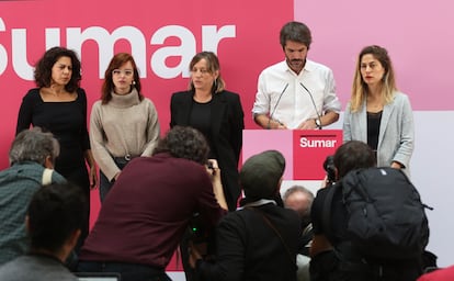 Desde la izquierda, la secretaria técnica del grupo de Cuidados en Sumar, Paula Moreno; la secretaria de Comunicación de Sumar, Elizabeth Duval;  el portavoz de Sumar, Ernest Urtasun;  la secretaria de Feminismos de Sumar, Amanda Andrades, y  la secretaria de Organización de Sumar, Lara Hernández, en la rueda de prensa en que anunciaron las decisiones de la Ejecutiva de su coalición.